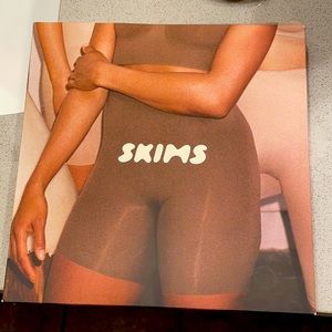 Skims sculpting short mid thigh